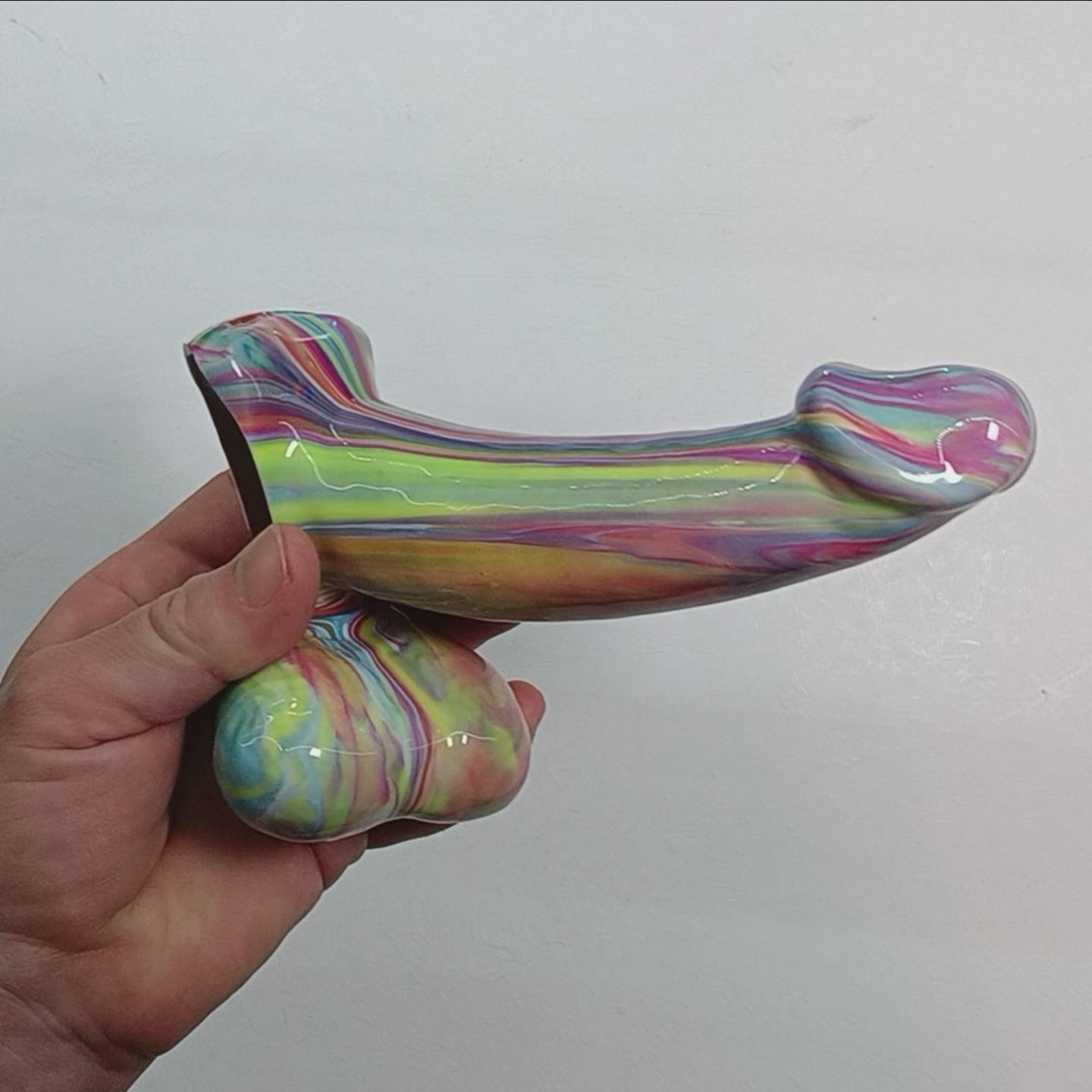 Short video rotating the toy in hand