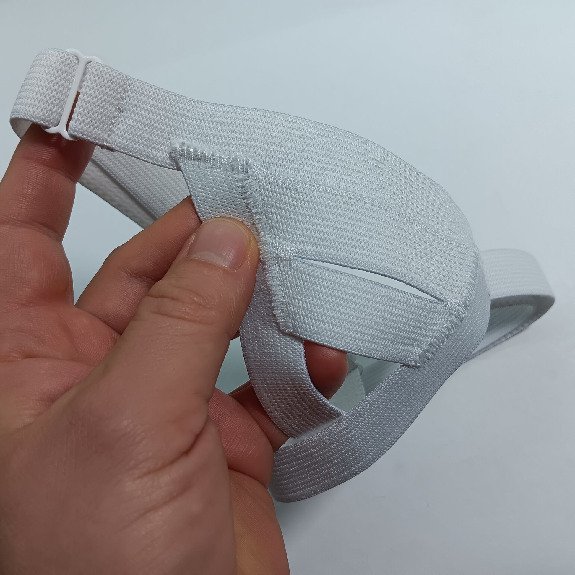 Short video showing the Adjustability of the Slingshot harness thigh straps.  They slide longer and shorter like a bra strap.